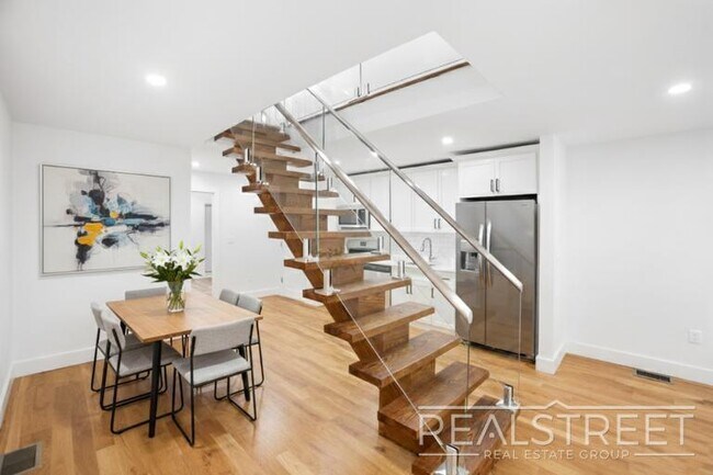 Magnificent 4 Bed 3.5 Bath Brownstone Duplex in Crown Heights in Brooklyn, NY - Foto de edificio - Building Photo