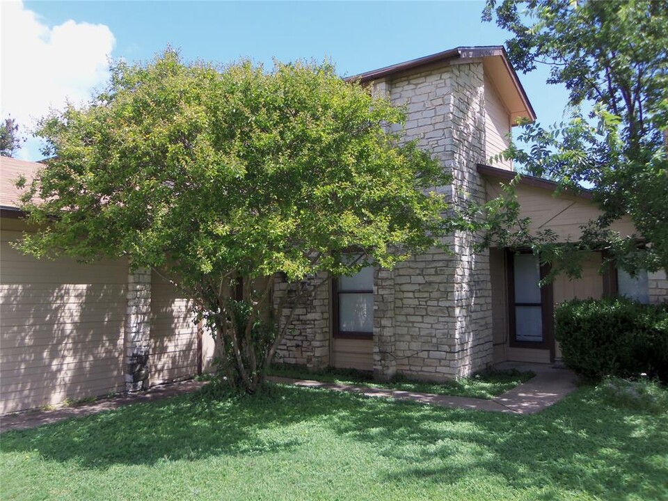 1400 Barbergale St in Pflugerville, TX - Foto de edificio