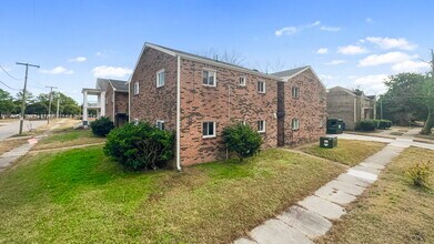 121 W 32nd St Apartments in Norfolk, VA - Building Photo - Building Photo