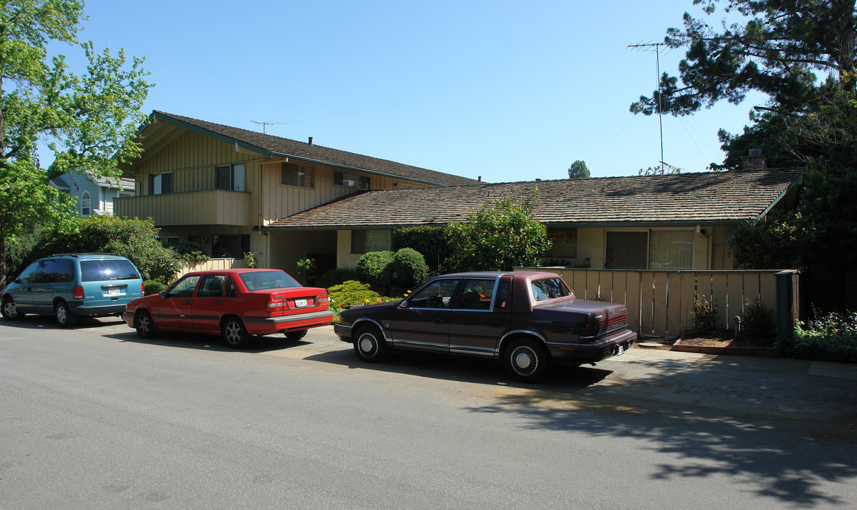 535-547 Tyndall St in Los Altos, CA - Foto de edificio