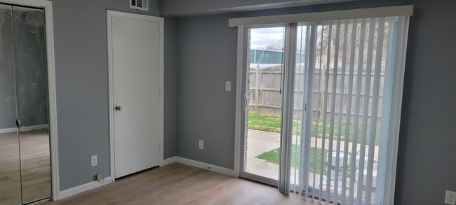 Dora Court in Maple Shade, NJ - Foto de edificio - Building Photo