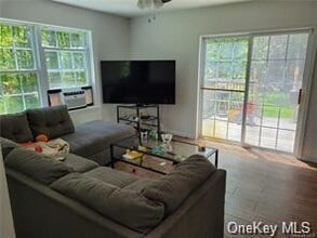 739 NY-42-Unit -B in Sparrow Bush, NY - Foto de edificio - Building Photo