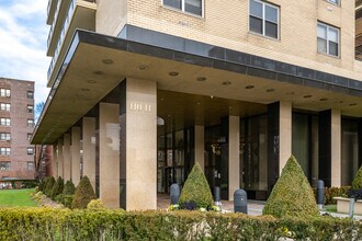 The Kennedy House in Forest Hills, NY - Foto de edificio - Building Photo