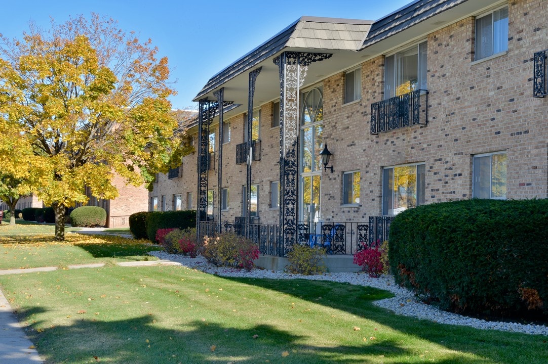 French Quarters in West Allis, WI - Building Photo