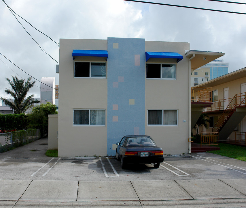 165 SW 12th St in Miami, FL - Building Photo