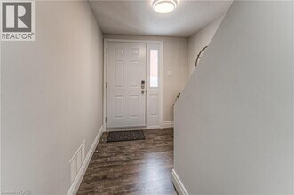 425 Keats Way in Waterloo, ON - Building Photo - Building Photo