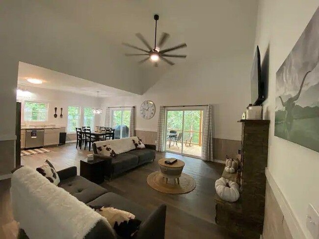 271 Elmwood Cir in Ellijay, GA - Foto de edificio - Building Photo