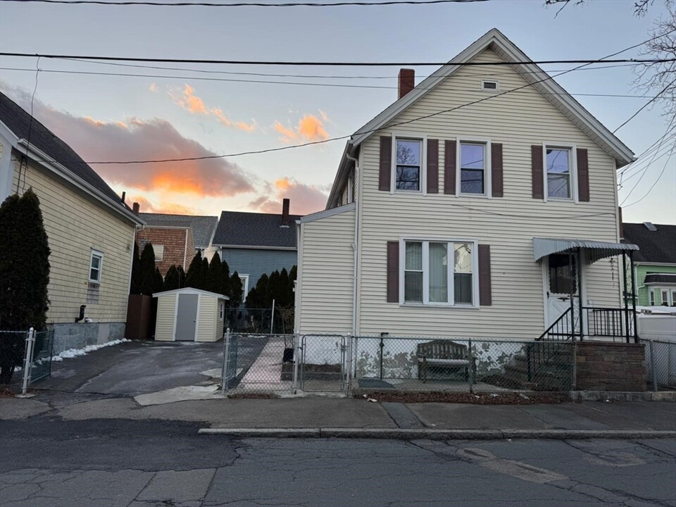 25 Cottage St in New Bedford, MA - Building Photo