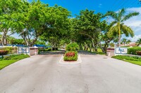 320 NW 67th St in Boca Raton, FL - Foto de edificio - Building Photo