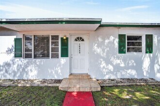 10325 SW 149th St in Miami, FL - Foto de edificio - Building Photo