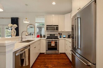 2812 Oak Springs Dr in Austin, TX - Building Photo - Building Photo