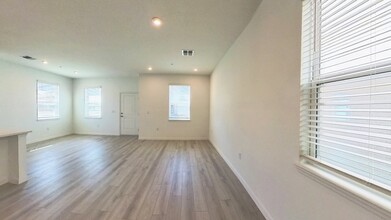 566 Orient Ave in Debary, FL - Building Photo - Building Photo
