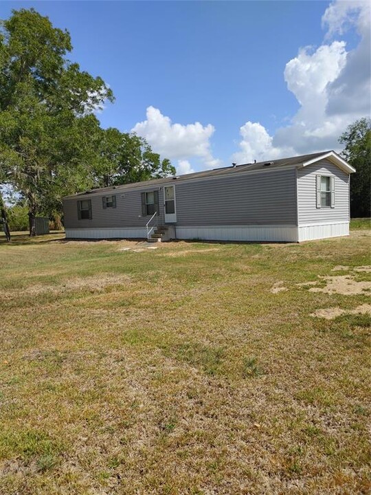 333 Co Rd 720 in Sweeny, TX - Foto de edificio