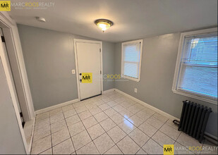 44 Jefferson St, Unit B in Newton, MA - Foto de edificio - Building Photo