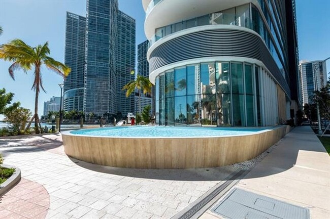 300 Biscayne Blvd in Miami, FL - Building Photo - Building Photo