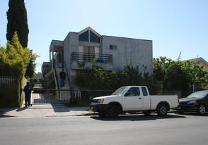 648 N Oxford Ave in Los Angeles, CA - Building Photo