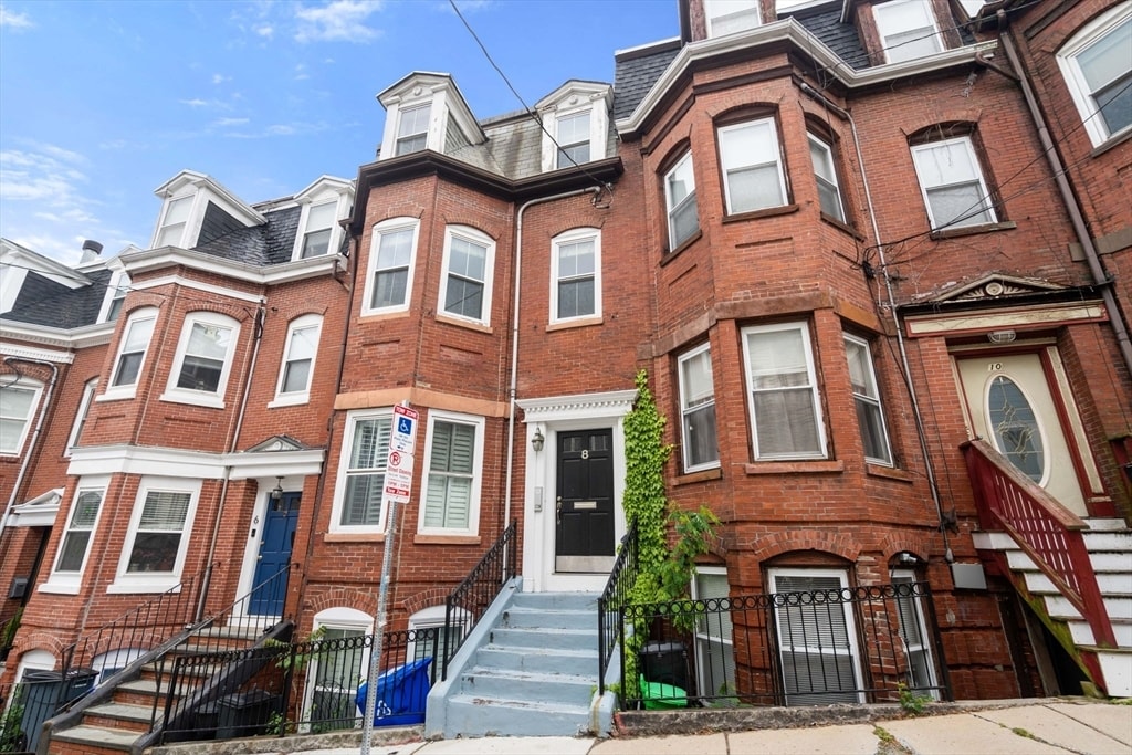 8 Pacific St, Unit 2 in Boston, MA - Foto de edificio