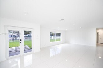 6695 SW 96th St in Miami, FL - Building Photo - Building Photo