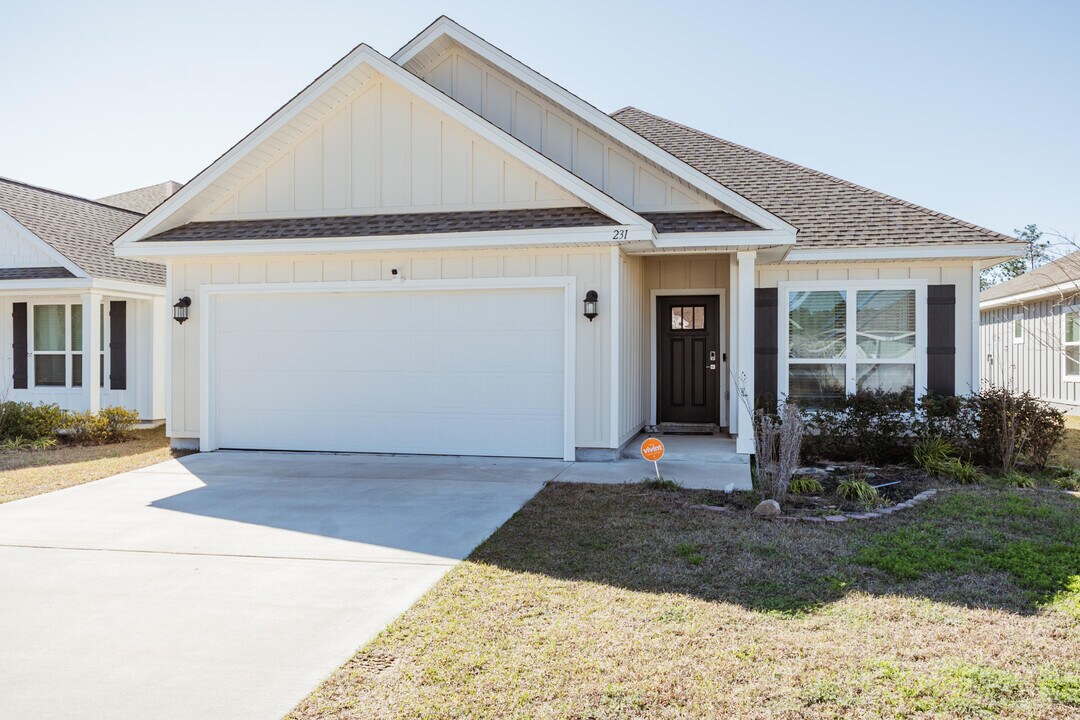 231 Lyla Ln in Crestview, FL - Building Photo