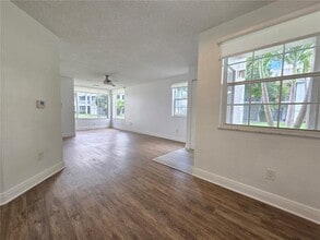 2890 N Oakland Forest Dr, Unit 102 in Oakland Park, FL - Building Photo - Building Photo