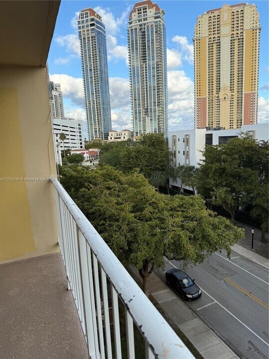 200 178th Dr, Unit 605 in Sunny Isles Beach, FL - Foto de edificio