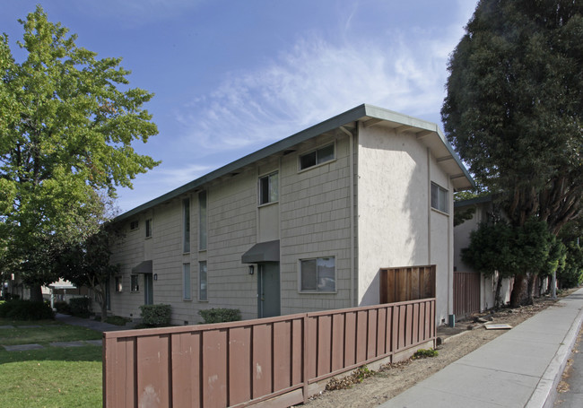 Menclair Apartments in San Jose, CA - Foto de edificio - Building Photo