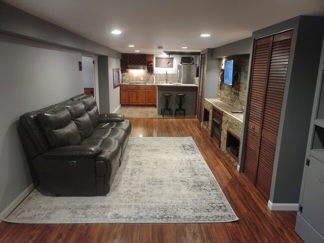 13-13 Floral Ave, Unit 1