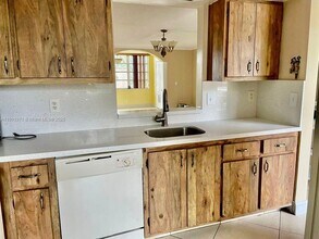 1040 NW 80th Ave in Margate, FL - Building Photo - Building Photo