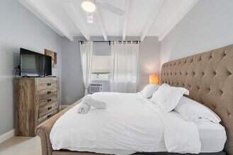 2407 NE 33rd Ave in Fort Lauderdale, FL - Building Photo - Building Photo