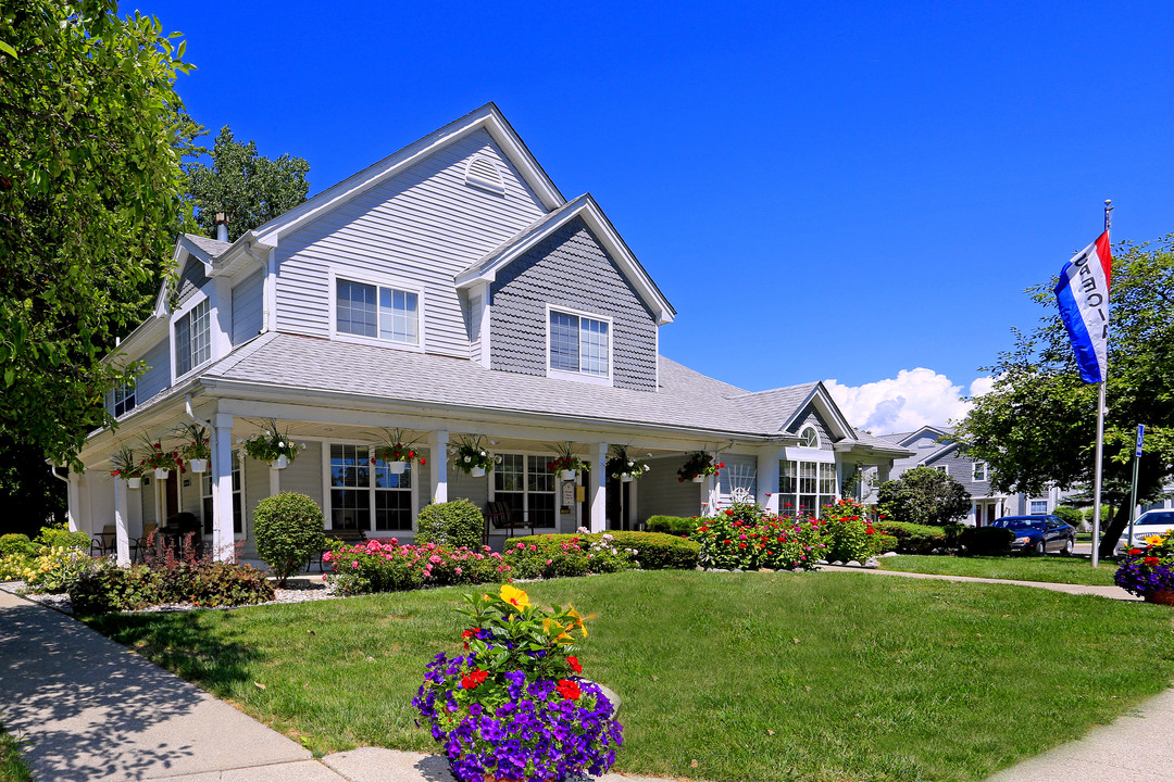 Oakview Square in Chesterfield, MI - Building Photo