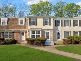 10 Bartlett Commons in Yaphank, NY - Building Photo