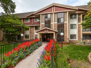 Silver Bell Apartments in Eagan, MN - Foto de edificio - Building Photo