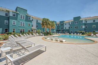 Cambridge Hall at College Station in College Station, TX - Foto de edificio - Building Photo