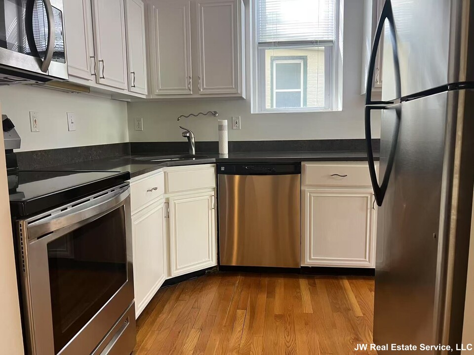 1423 Commonwealth Ave, Unit 202 in Boston, MA - Building Photo