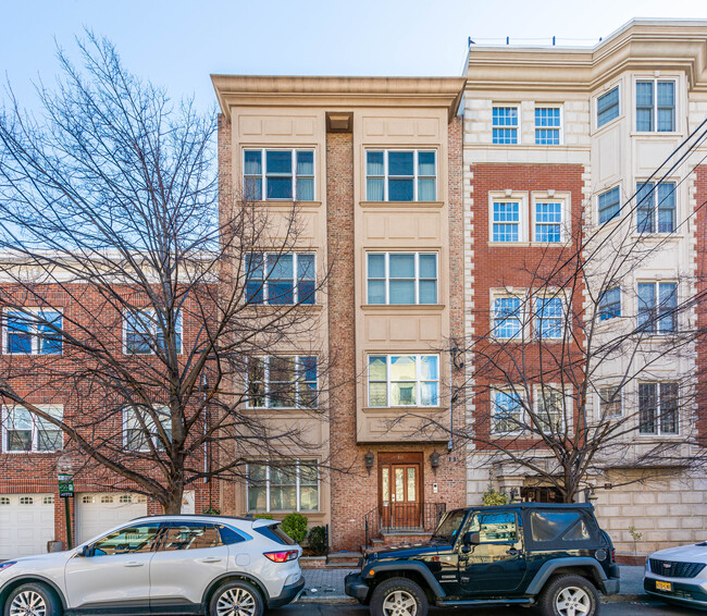 211 Madison St in Hoboken, NJ - Foto de edificio - Building Photo