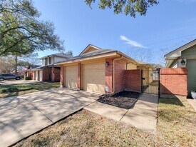 8611 Pool Creek Dr in Houston, TX - Building Photo