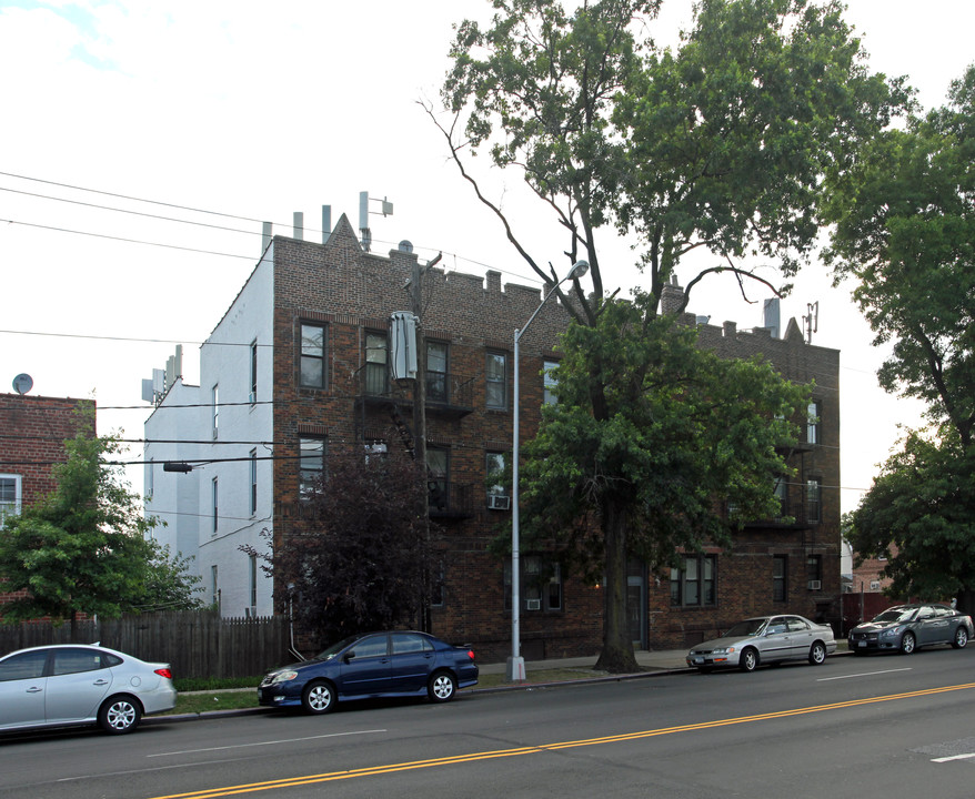 221-15 Hempstead Tpke in Queens Village, NY - Building Photo