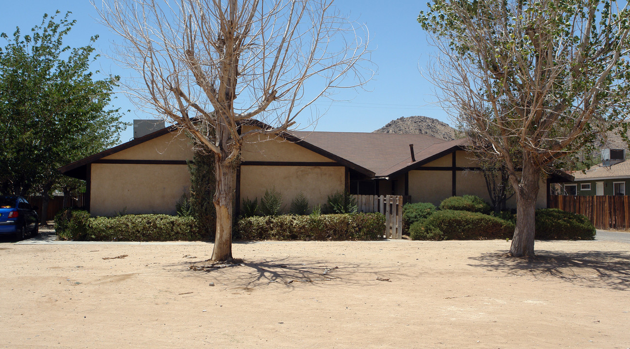 15624 Broken Bow Rd in Apple Valley, CA - Building Photo