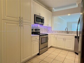 10730 NW 66th St in Doral, FL - Building Photo - Building Photo