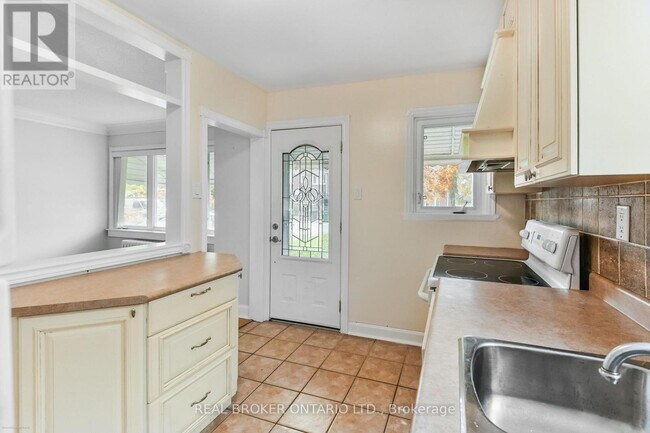 475 Kingswood Rd in Toronto, ON - Building Photo - Building Photo