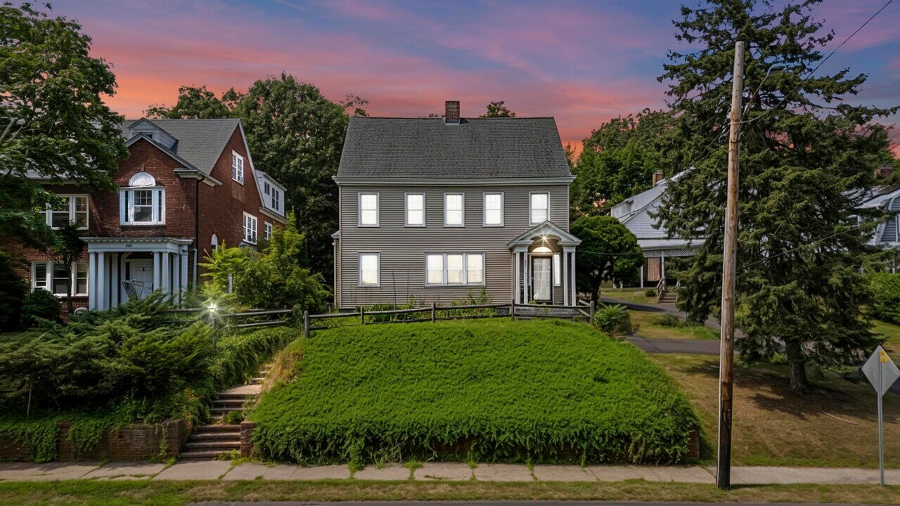 1070 Whitney Ave, Unit 2 in Hamden, CT - Building Photo
