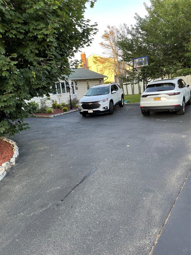 15 Bishoff Ave in Bethpage, NY - Building Photo - Building Photo