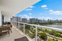 3701 N Country Club Dr, Unit 2107 in Aventura, FL - Foto de edificio - Building Photo