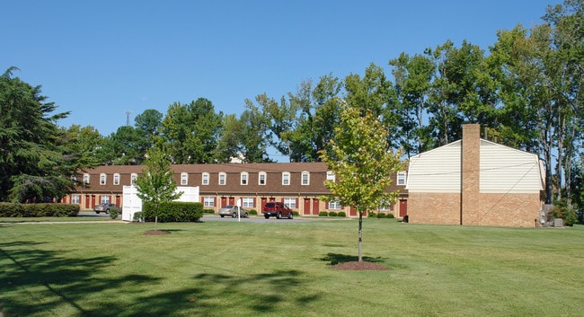 Whispering Oaks Apts LP in Portsmouth, VA - Building Photo - Building Photo