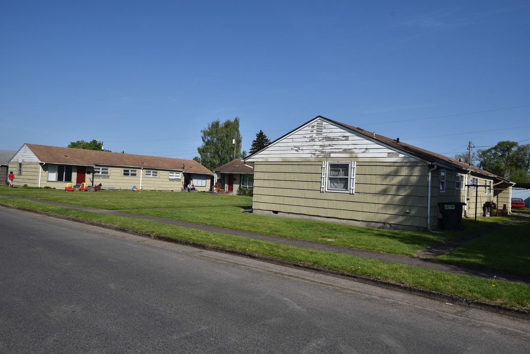 215-225 Cypress St in Longview, WA - Building Photo
