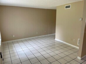 6902 San Mateo Ct in Tampa, FL - Foto de edificio - Building Photo