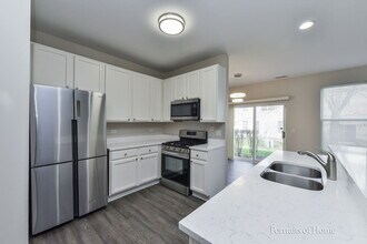 680 Meadowridge Dr in Aurora, IL - Building Photo - Building Photo
