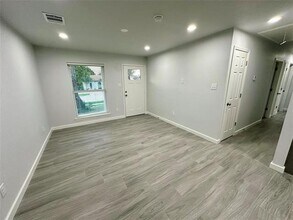 1706 Running River Rd in Garland, TX - Foto de edificio - Building Photo
