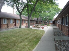 1955 S Reynolds Rd in Toledo, OH - Building Photo