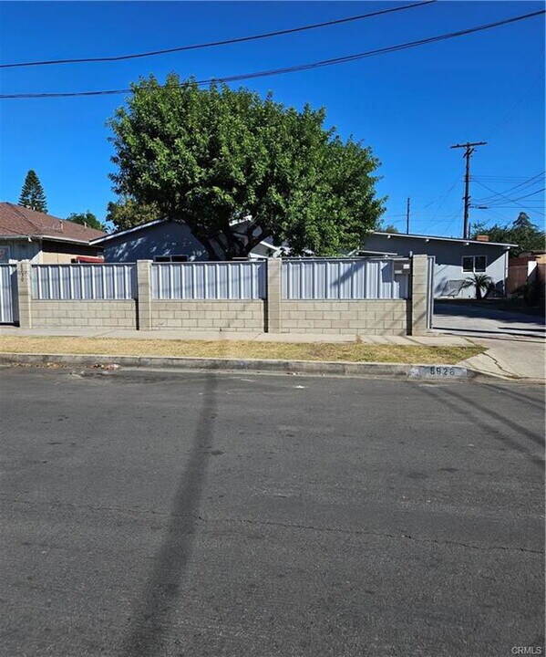 8928 Cayuga Ave in Los Angeles, CA - Building Photo